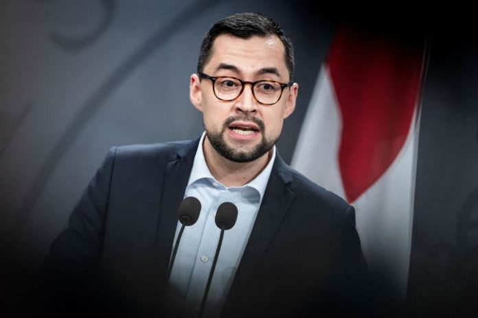Primeira-ministra da Groenlândia responde a Trump:...