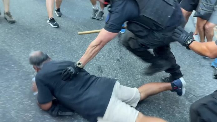 Confronto Entre Polícia e Aposentados Agita Protestos...