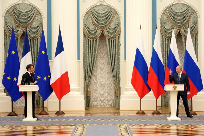 Rússia acusa Macron de insinuar chantagem nuclear em...