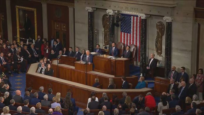 Reação Mista ao Discurso de Trump Revelada em Pesquisa...