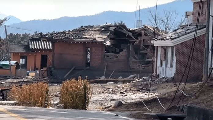 Erro Militar Causa Destruição e Feridos em Bombardeio...