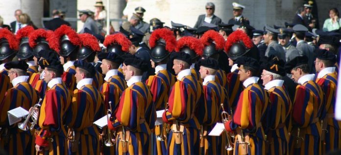Os Defensores do Vaticano: A Honra Centenária da Guarda...