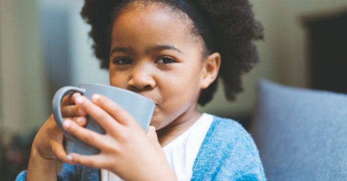Crian&ccedil;a pode tomar caf&eacute;? Entenda a idade ideal para