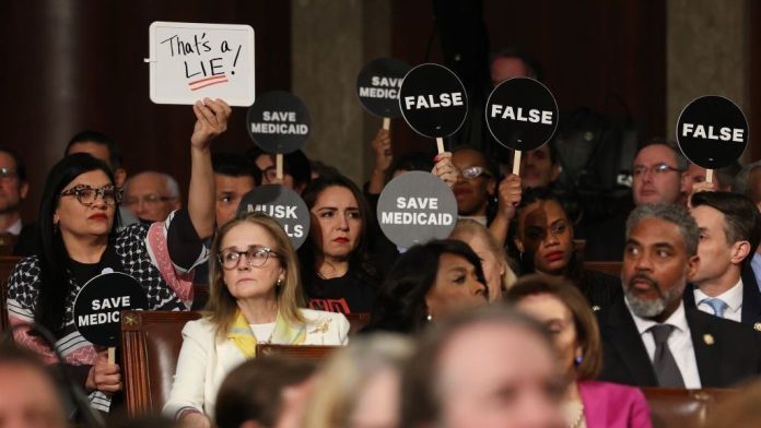 Verdade ou Farsa? Democratas Confrontam Trump em Protesto