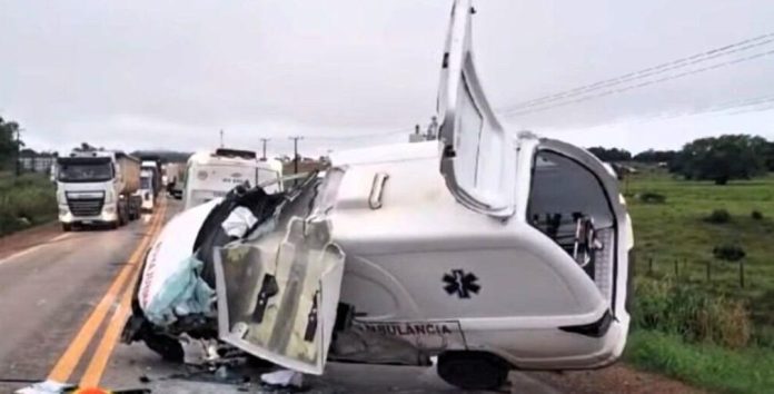 Colisão Entre Ambulância e Caminhão de Lixo Fere...