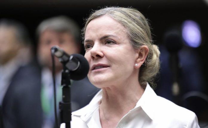 Com endosso de Gleisi, governo busca aliança com...