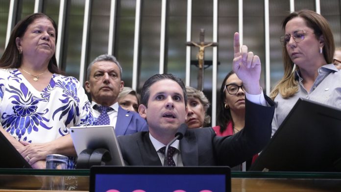 Câmara Analisa Reformas no Regimento em Debate Liderado...