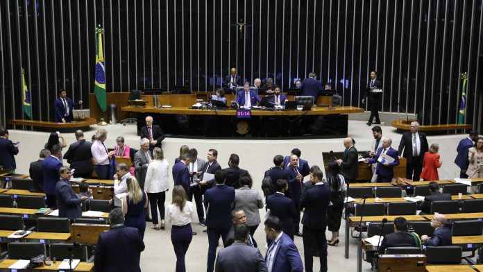 Acordo na Câmara é Marcado por Dilemas na CCJ e nas...