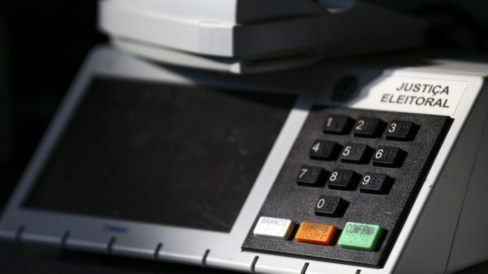 Entenda por que 195 mil urnas eletrônicas serão...