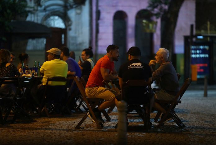 PMI revela retomada do crescimento no setor de serviços...