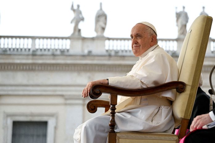 Vaticano informa que o Papa Francisco se recupera bem...