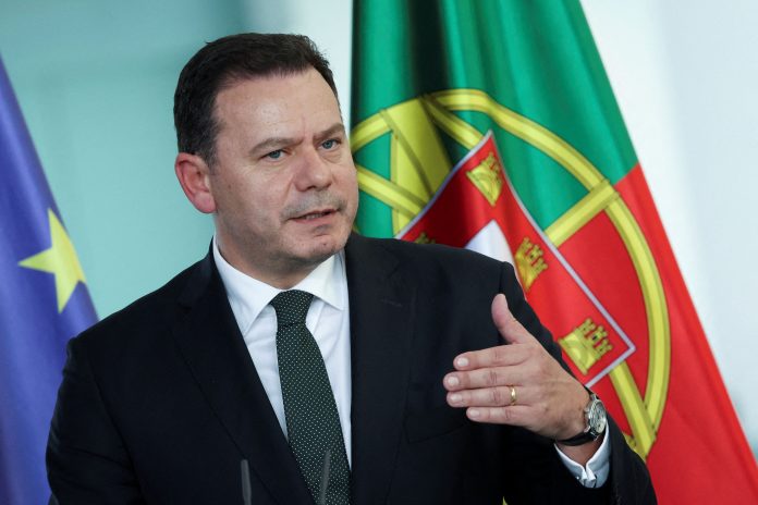Parlamento Português Avança com Voto de Desconfiança