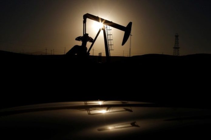 Petróleo recua mais de 2% após aumento nos estoques...