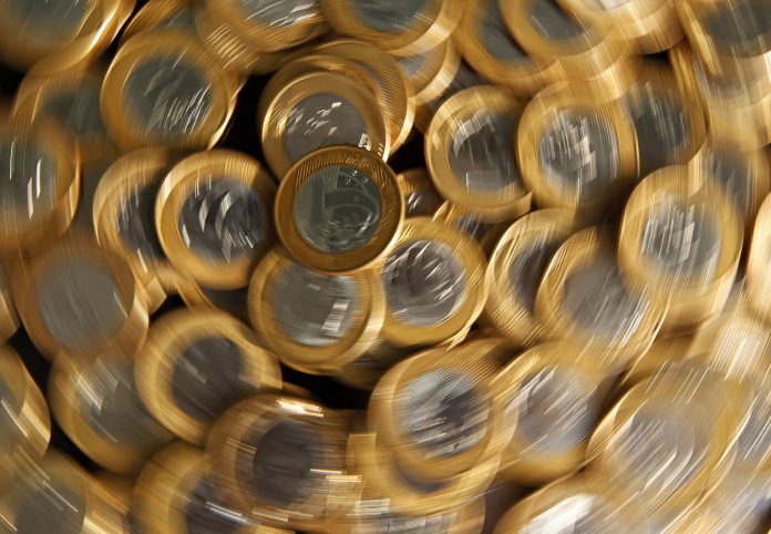 Future Interest Rates Drop as Dollar Declines Post-Carnival